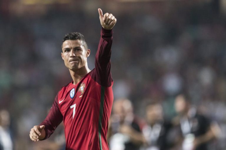 CRISTIANO RONALDO CONQUISTA BOLA DE OURO PELA QUINTA VEZ