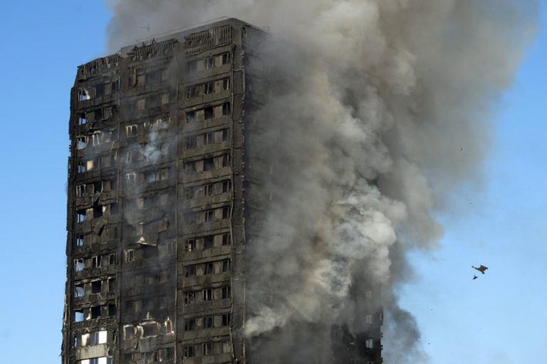 RESPONSÁVEL POR INVESTIGAÇÃO DO INCÊNDIO NA  GRENFELL TOWER CHOCADA COM NORMAS DESADEQUADAS
