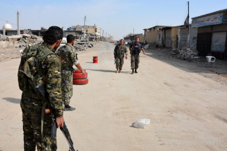 SÍRIA: DUAS VALAS COMUNS COM DEZENAS DE CADÁVERES DESCOBERTAS PERTO DE RAQA