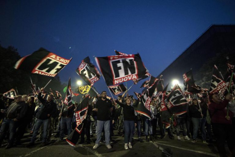 FASCISTAS DO FORZA NUOVA ATACARAM SEDE DO JORNAL LA REPPUBLICA