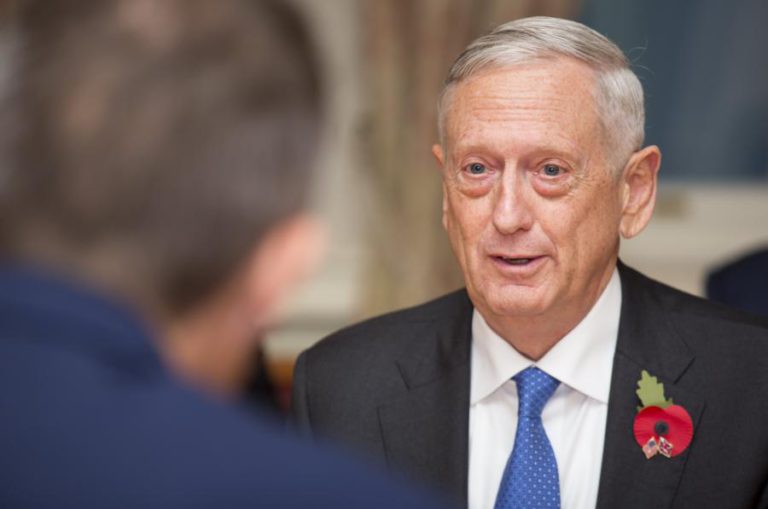 SECRETÁRIO DA DEFESA DOS EUA VISITA GUANTÁNAMO, O PRIMEIRO DESDE 2002