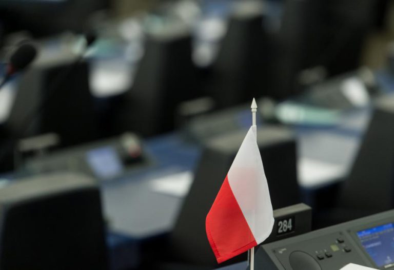 POLÓNIA LAMENTA “DECISÃO POLÍTICA” QUE CONSTITUI PROCEDIMENTO DA UE CONTRA VARSÓVIA