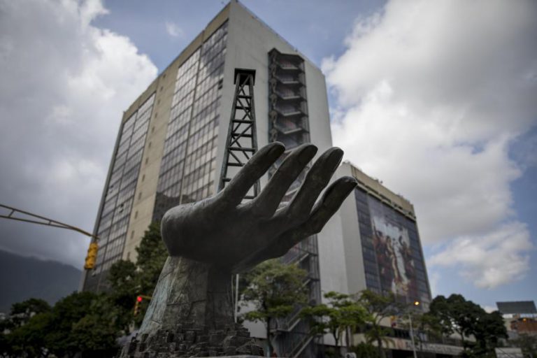VENEZUELA: CARACAS PEDE AJUDA À INTERPOL PARA DETER EX-FUNCIONÁRIOS DA PETROLÍFERA ESTATAL