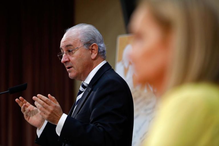 RUI RIO ACUSA PEDRO SANTANA LOPES DE NÃO SABER O QUE QUER