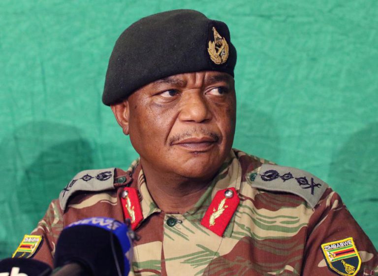 MILITAR QUE DERRUBOU MUGABE TOMOU POSSE COMO VICE-PRESIDENTE DO ZIMBABUÉ