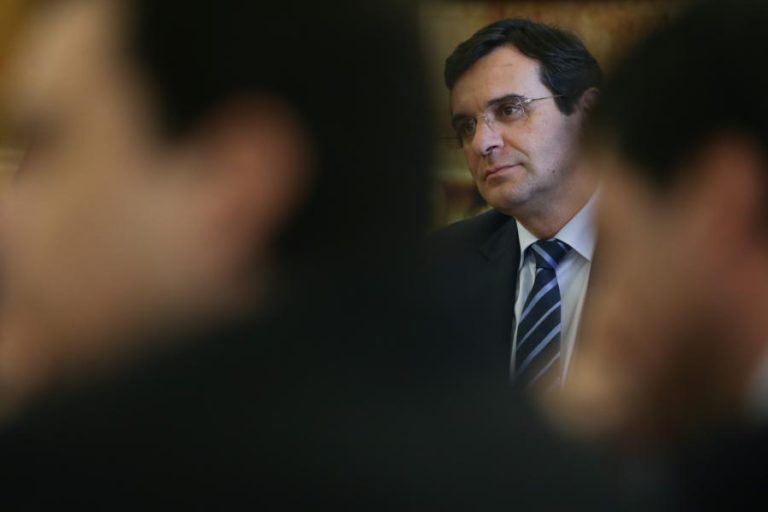 DECISÃO POLÍTICA SOBRE INFARMED SERÁ SUPORTADA POR GRUPO DE TRABALHO “MUITO QUALIFICADO” — MINISTRO