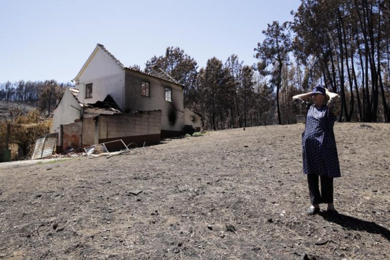 PRESIDENTE DA REPÚBLICA LAMENTA ATRASO NA RECUPERAÇÃO DE CASAS ARDIDAS