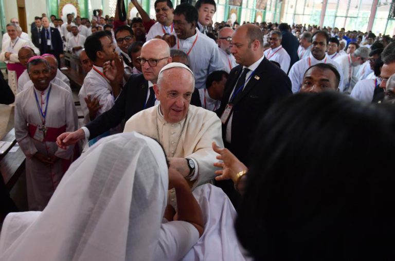 PAPA ALERTA RELIGIOSOS QUE A MALEDICÊNCIA “É TERRORISMO”