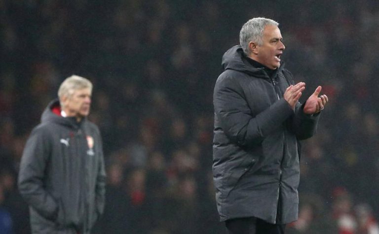 MANCHESTER UNITED VENCE ARSENAL E FICA A CINCO DO MANCHESTER CITY