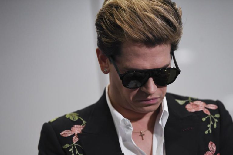 ESCRITOR DE EXTREMA-DIREITA MILO YIANNOPOULOS MOTIVA PROTESTOS VIOLENTOS NA AUSTRÁLIA