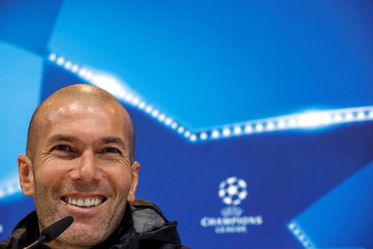 ZIDANE BRINCA COM COMPARAÇÃO COM RONALDO, MAS ADMITE QUE O PORTUGUÊS “É MUITO MELHOR”
