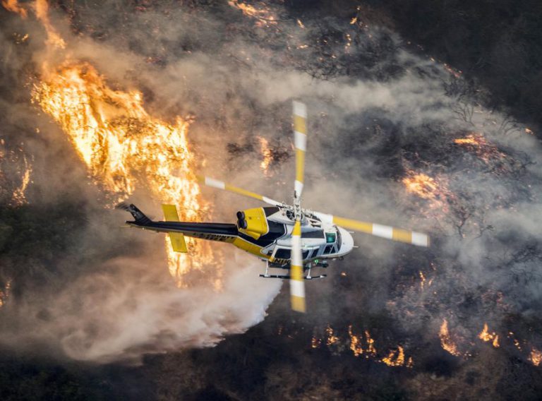 INCÊNDIOS OBRIGAM RETIRADA DE 200 MIL PESSOAS DA REGIÃO DE LOS ANGELES