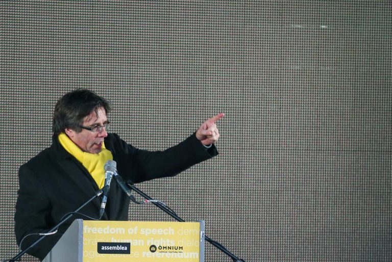 PUIGDEMONT ENCERRA CAMPANHA CATALÃ ATRAVÉS DE VIDEOCONFERÊNCIA A PEDIR VOTO ÚTIL