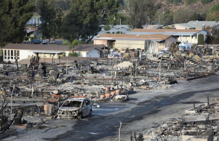 INCÊNDIOS NA CALIFÓRNIA PROVOCAM UM MORTO E LEVAM À RETIRADA DE MILHARES DE PESSOAS
