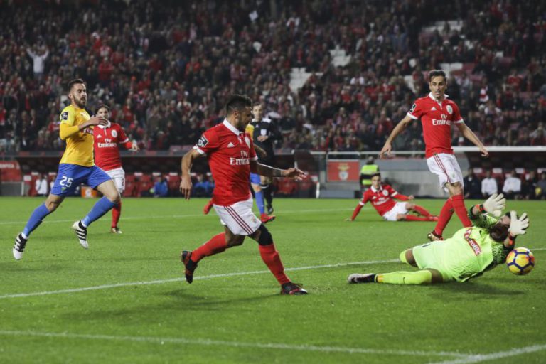BENFICA VENCE ESTORIL-PRAIA E ENCOSTA-SE A FC PORTO E SPORTING