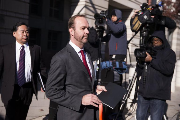 EX-ASSESSOR DE TRUMP EM LIBERDADE CONDICIONAL DEPOIS PAGAR FIANÇA 10 MILHÕES USD