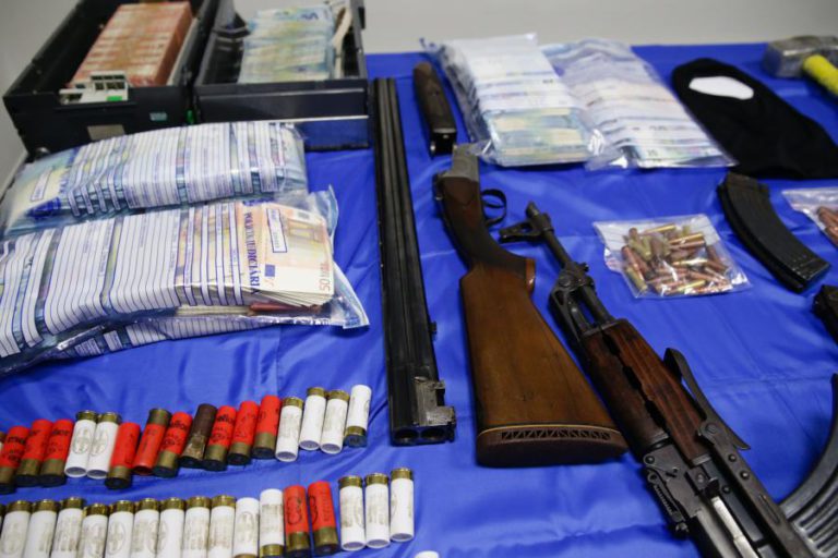 DETIDOS POR ASSALTOS A CAIXAS ATM TÊM ANTECEDENTES CRIMINAIS E ARMAS DE GUERRA