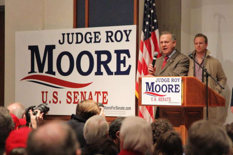 DONALD TRUMP FELICITA DEMOCRATA DOUG JONES PELA VITÓRIA ELEITORAL NO ALABAMA