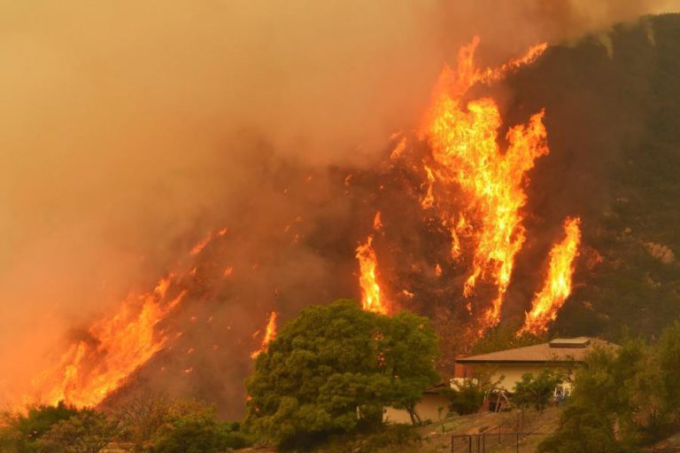 INCÊNDIOS OBRIGAM A EVACUAÇÃO DE GRANDE ZONA RESIDENCIAL NA CALIFÓRNIA