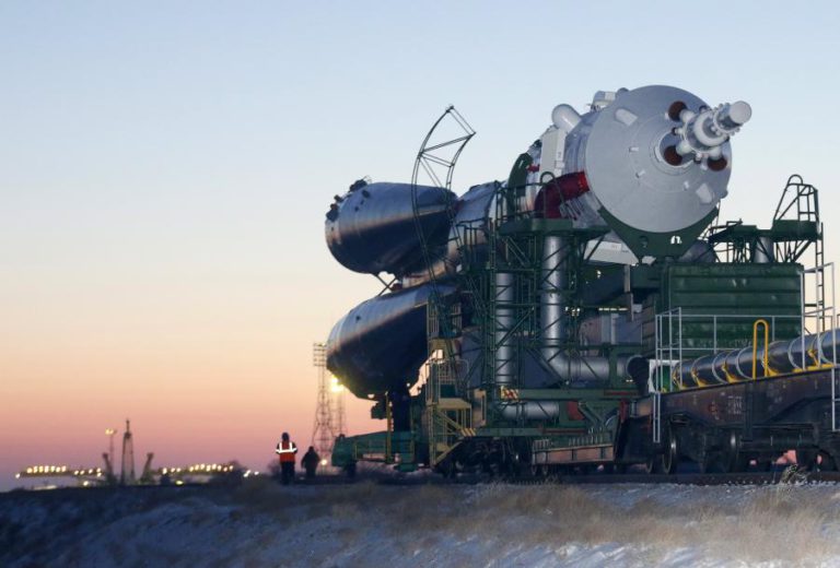 NAVE ESPACIAL RUSSA COM TRÊS TRIPULANTES CHEGOU À PLATAFORMA ESPACIAL