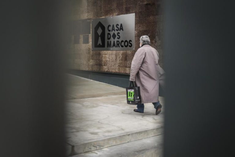 FUNCIONÁRIOS À PORTA DA RARÍSSIMAS EM PROTESTO PELA PRESENÇA DE EX-PRESIDENTE