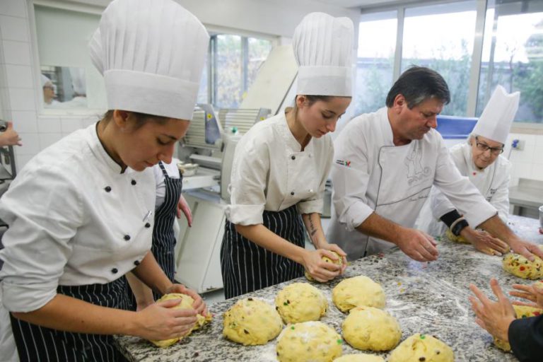 ESCOLAS DO TURISMO DE PORTUGAL CONFECIONAM “MELHOR BOLO-REI DO MUNDO” SOLIDÁRIO