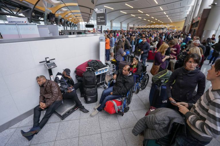 FALHA DE ENERGIA NO MAIOR AEROPORTO DO MUNDO CANCELA CENTENAS DE VOOS EM ATLANTA