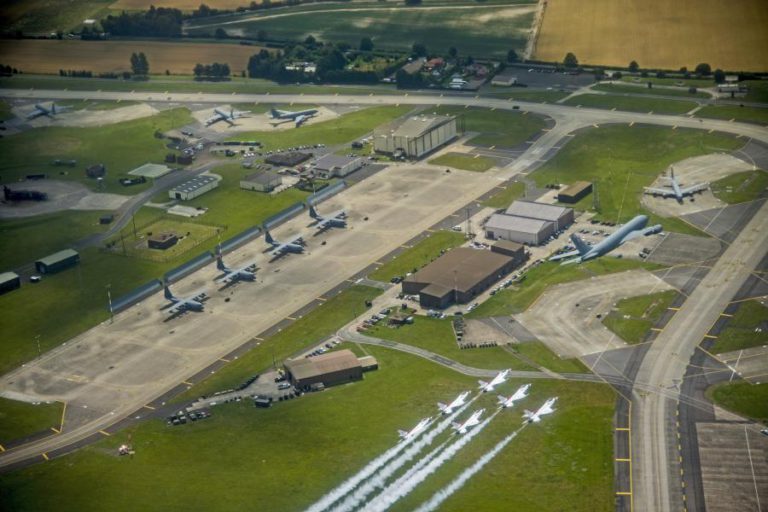DISPAROS EM BASE BRITÂNICA UTILIZADA PELOS ESTADOS UNIDOS, UM HOMEM DETIDO