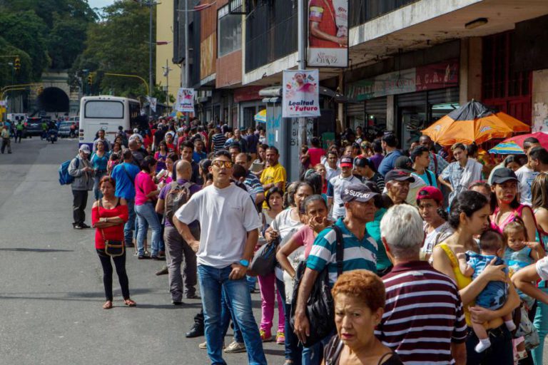 CRISE “APAGOU O NATAL” NA VENEZUELA E JÁ NEM HÁ LUZINHAS NAS RUAS, DIZEM PORTUGUESES
