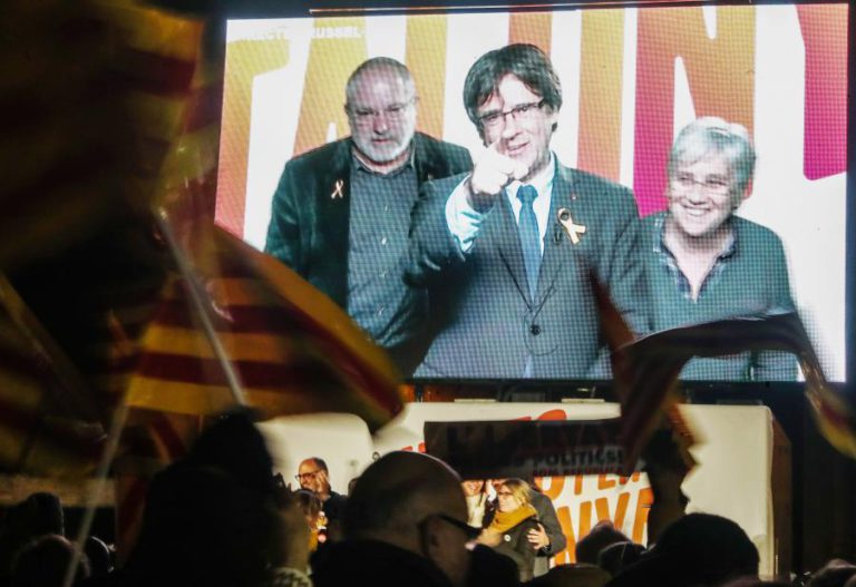 APOIANTES DE PUIGDEMONT DIZEM QUE “URNAS DECAPITARAM O PP” NA CATALUNHA