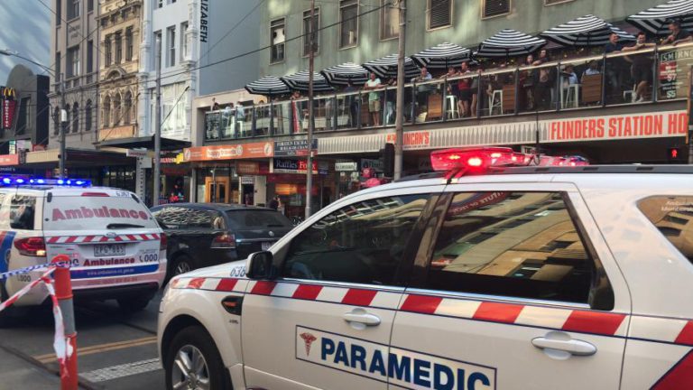 PELO MENOS 12 PESSOAS TRANSPORTADAS PARA O HOSPITAL APÓS ATROPELAMENTO EM MELBOURNE