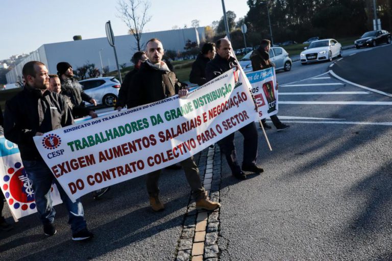 PATRÕES GARANTEM QUE GREVE NO COMÉRCIO TEM “IMPACTO RESIDUAL”, SINDICATO AFIRMA “GRANDE ADESÃO”