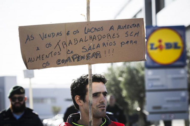 TRABALHADORES DOS SUPER E HIPERMERCADOS INICIAM HOJE GREVE DE DOIS DIAS
