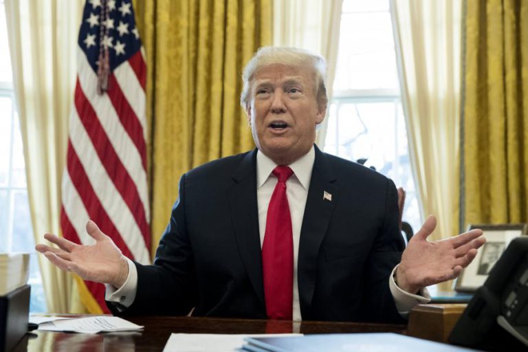 TRUMP ACUSA FBI DE ESTAR “COMPROMETIDO” POR USAR DOSSIER PAGO PELOS DEMOCRATAS