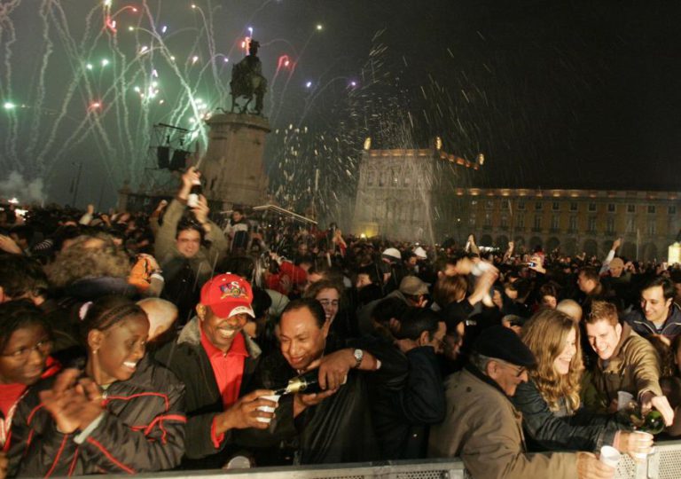 NA FESTA DE ANO NOVO DE LISBOA O VIDRO É PROIBIDO E NEM A GARRAFA DE CHAMPANHE É EXCEÇÃO