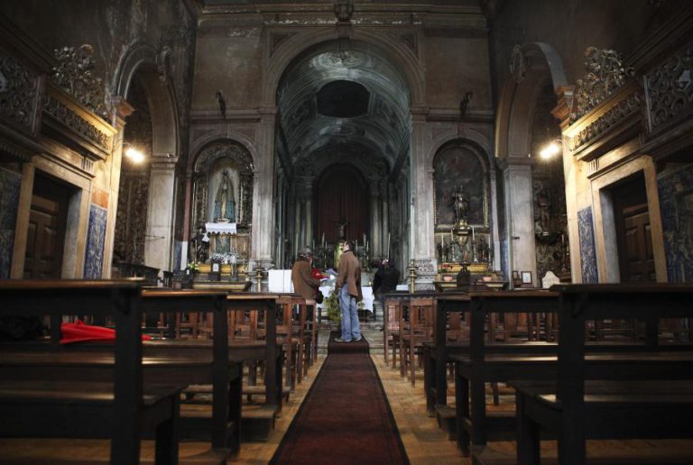 CAIXÃO COM OSSADA DE CENTENAS DE ANOS DESCOBERTO EM IGREJA NA BAIXA LISBOETA