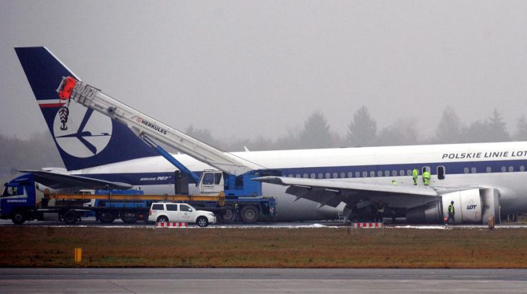 AVIÃO ATERROU DE EMERGÊNCIA EM AEROPORTO NA POLÓNIA