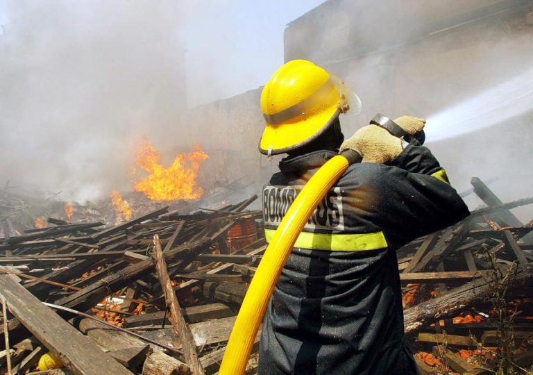 SAPADORES BOMBEIROS REAVALIAM HOJE DE MANHÃ EDIFICIO DE LOJA DOS CHINESES QUE ARDEU