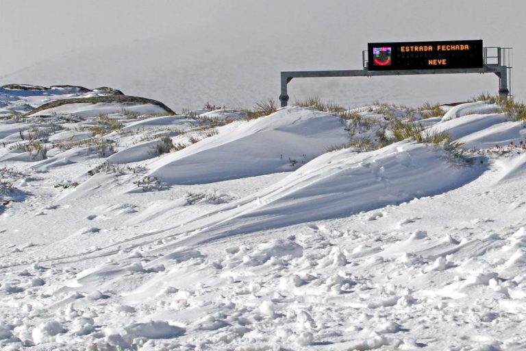 ACESSOS AO MACIÇO CENTRAL DA SERRA DA ESTRELA CORTADOS DEVIDO À NEVE