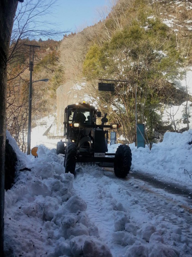 FORTE NEVÃO DEIXA CENTENAS DE PASSAGEIROS DE COMBOIO ENCURRALADOS NO JAPÃO