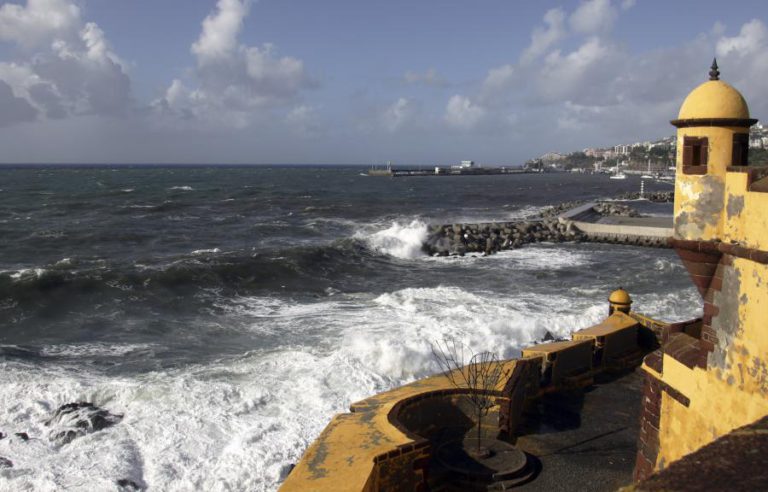 SETE DISTRITOS DO CONTINENTE E MADEIRA SOB AVISO LARANJA DEVIDO À AGITAÇÃO MARÍTIMA