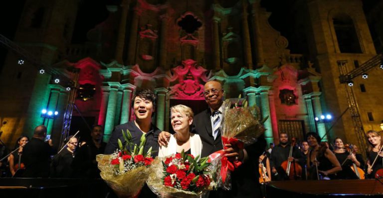 MARIN ALSOP É A PRIMEIRA MULHER A DIRIGIR UMA GRANDE ORQUESTRA EM VIENA