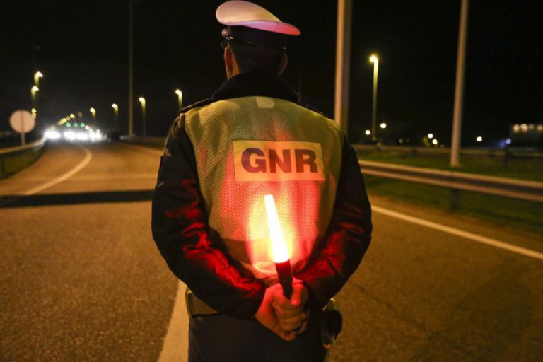 TRÂNSITO NA A1 COM DEZ QUILÓMETROS DE FILA NA ZONA DO CARTAXO