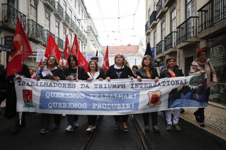 TRABALHADORES DA ANTIGA TRIUMPH CONTINUAM VIGÍLIA ATÉ CONCRETIZAÇÃO DA INSOLVÊNCIA
