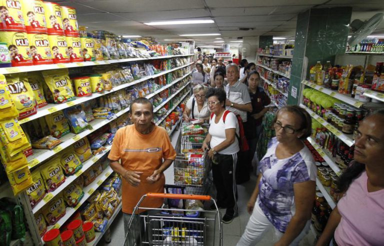FILAS À PORTAS DOS SUPERMERCADOS DEPOIS DE GOVERNO DECRETAR DESCIDA DE PREÇOS NA VENEZUELA