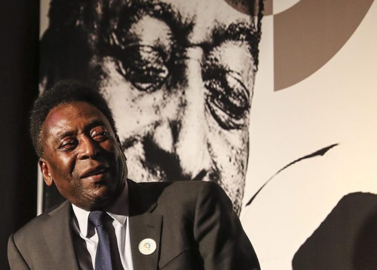 PELÉ HOSPITALIZADO APÓS DESMAIO