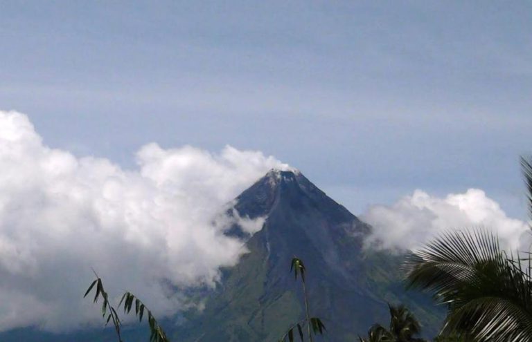 ERUPÇÃO DE VULCÃO NAS FILIPINAS, MAIS DE MIL PESSOAS EM CENTROS DE ACOLHIMENTO