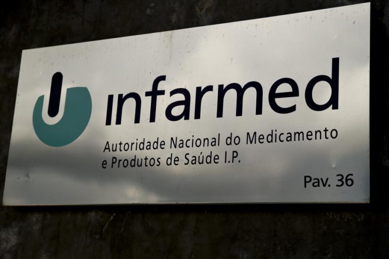 TRABALHADORES DO INFARMED ASSINALAM ANIVERSÁRIO VESTIDOS DE LUTO CONTRA IDA PARA O PORTO