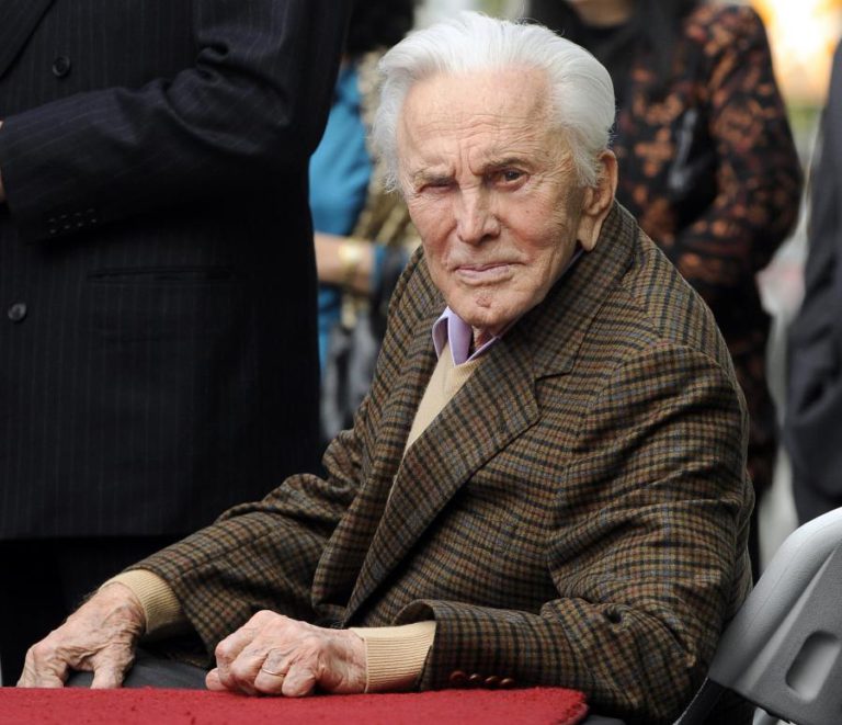 KIRK DOUGLAS PRESENTEADO COM HOMENAGEM SURPRESA NOS GLOBOS DE OURO