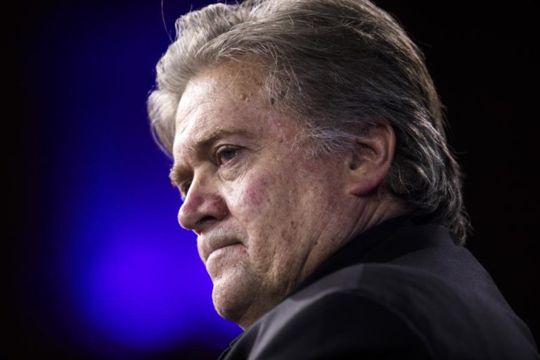 TRUMP DIZ QUE EX-CONSELHEIRO BANNON “PERDEU O JUÍZO” NO LIVRO QUE VISA PRESIDENTE